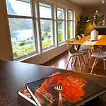 Spacious Waterfront Gem - Panoramic View - Terrace Villa *
