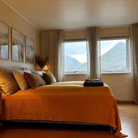 Spacious Waterfront Gem - Panoramic View - Terrace *