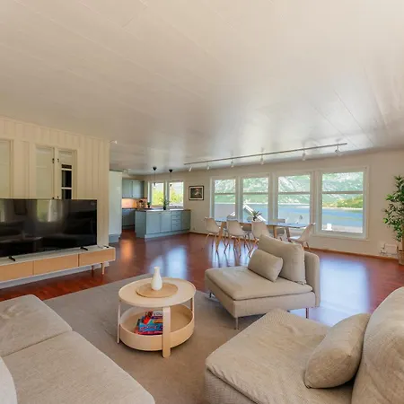 Spacious Waterfront Gem - Panoramic View - Terrace Villa