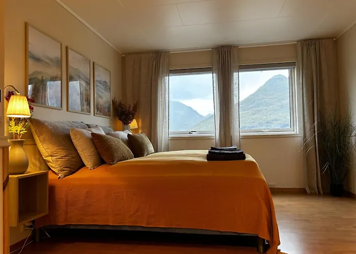 Spacious Waterfront Gem - Panoramic View - Terrace *